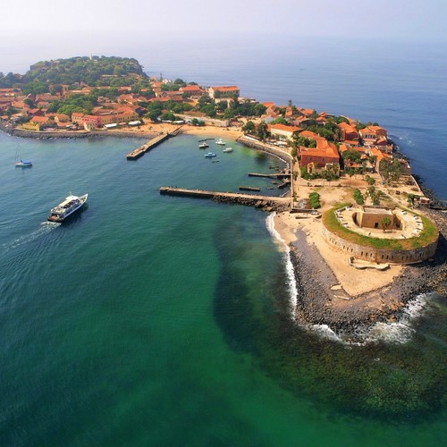 Vue de l'île de Gorée depuis la mer